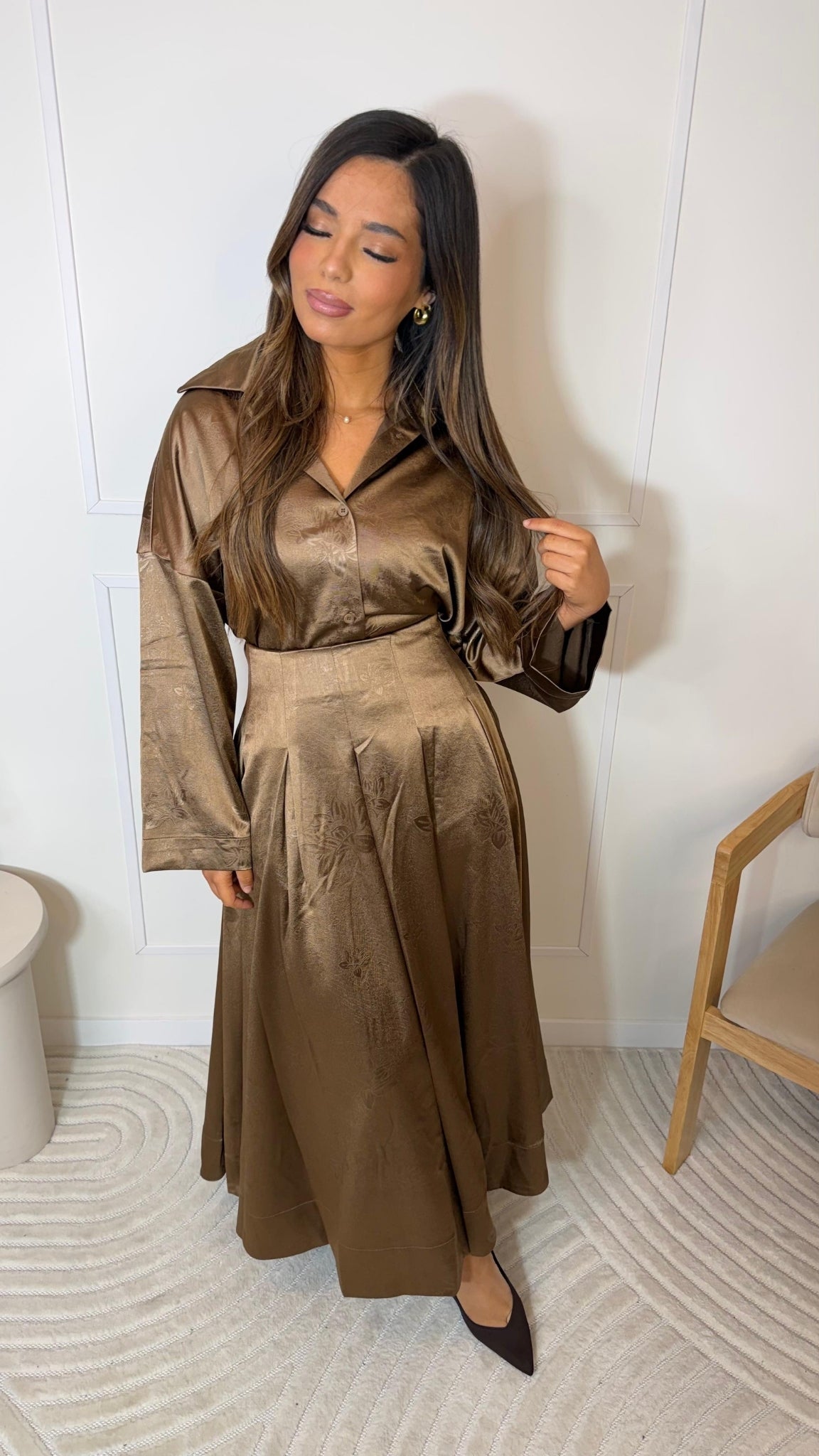 Ensemble blouse satinée et jupe plissée
