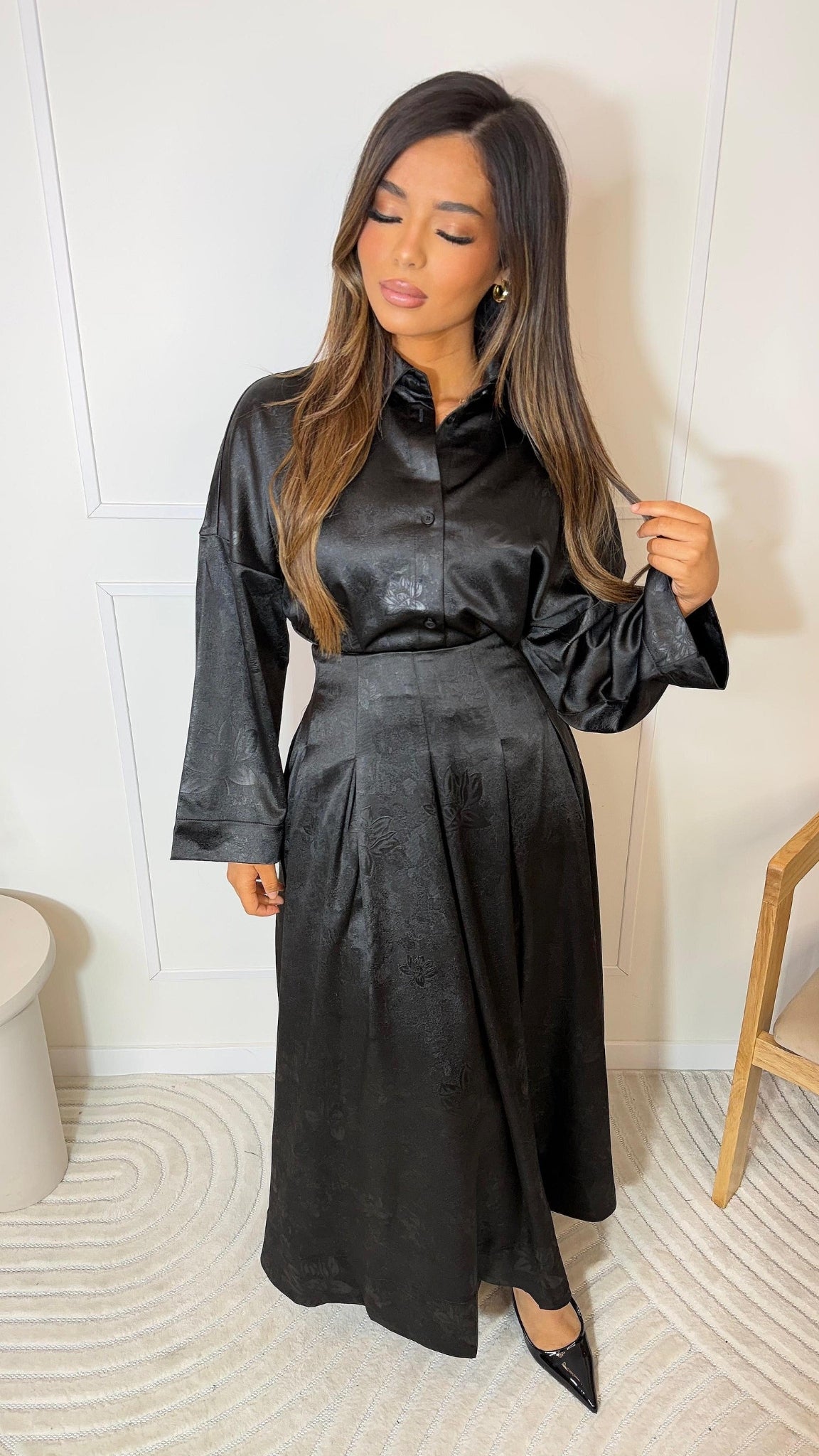 Ensemble blouse satinée et jupe plissée