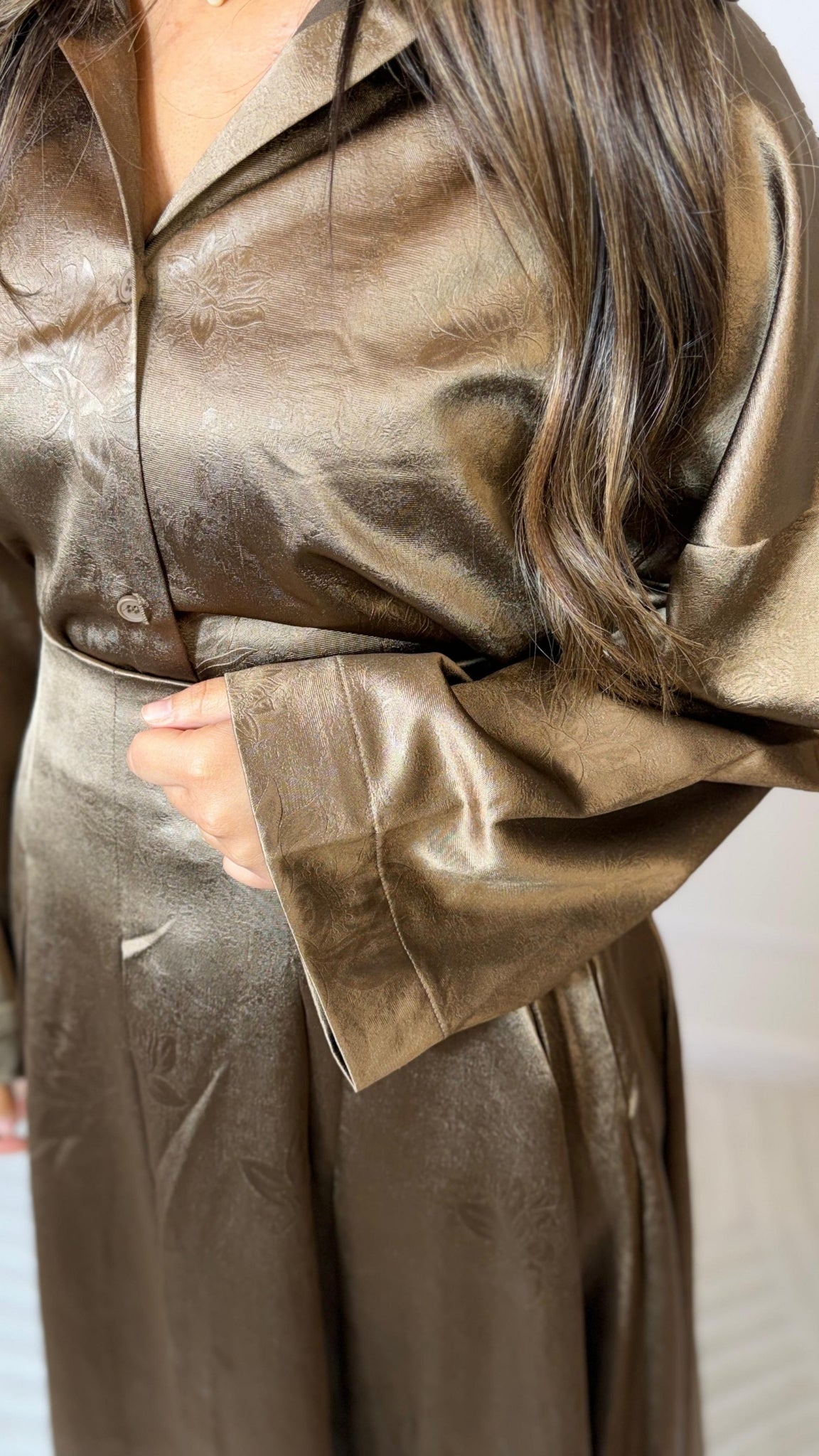 Ensemble blouse satinée et jupe plissée