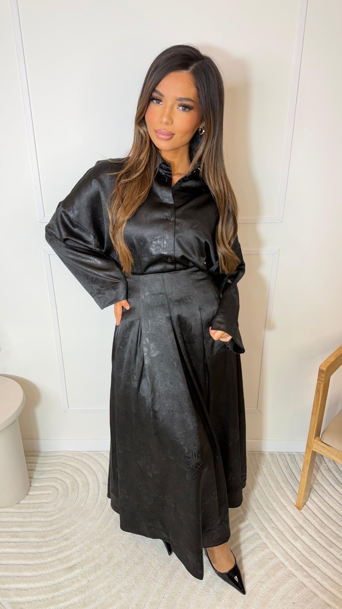 Ensemble blouse satinée et jupe plissée