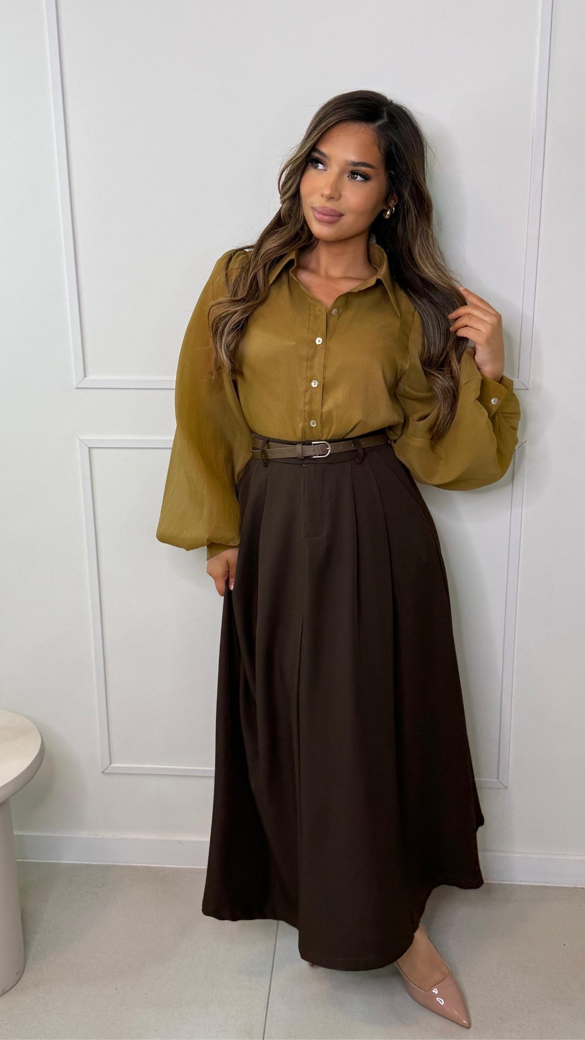 Long, high-waisted pleated skirt with a belt