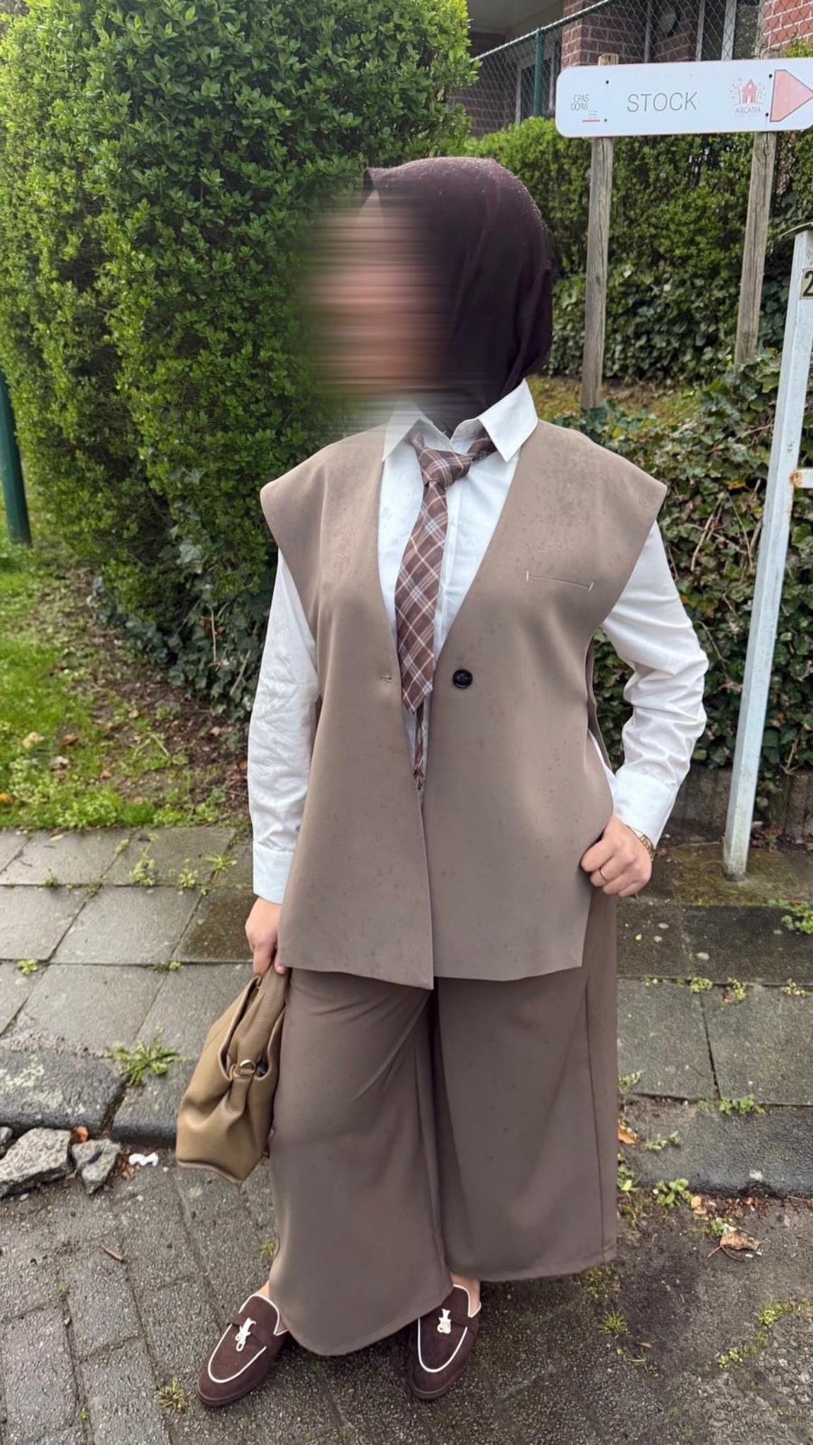 Sleeveless straight-cut blazer