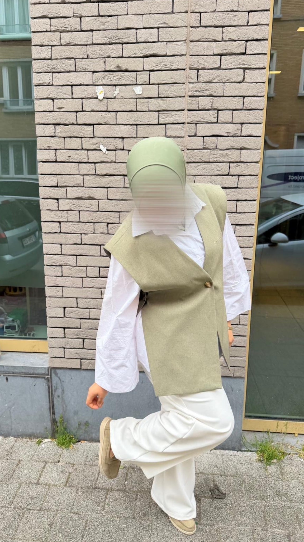 Fitted sleeveless linen-look blazer