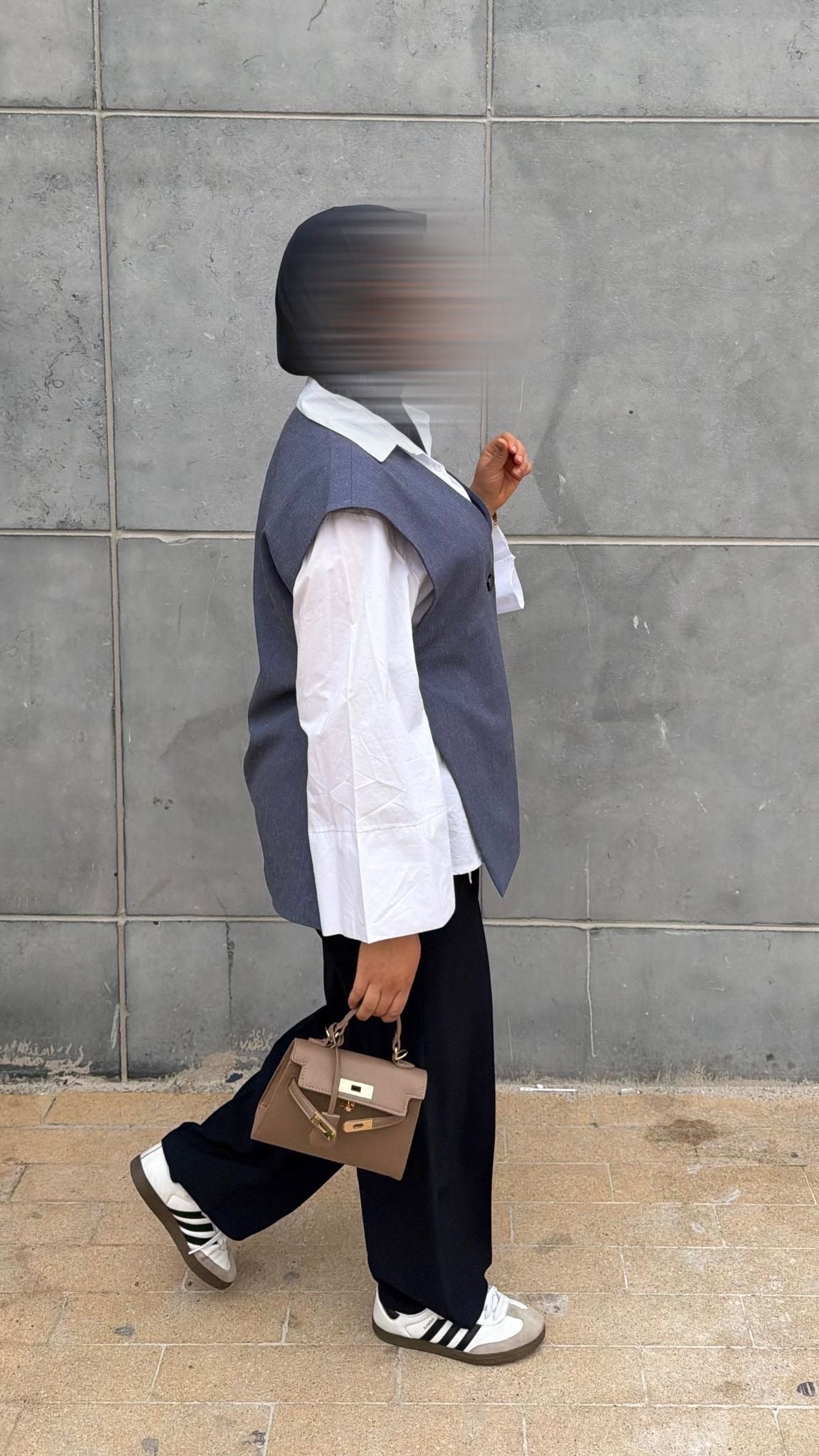 Fitted sleeveless linen-look blazer