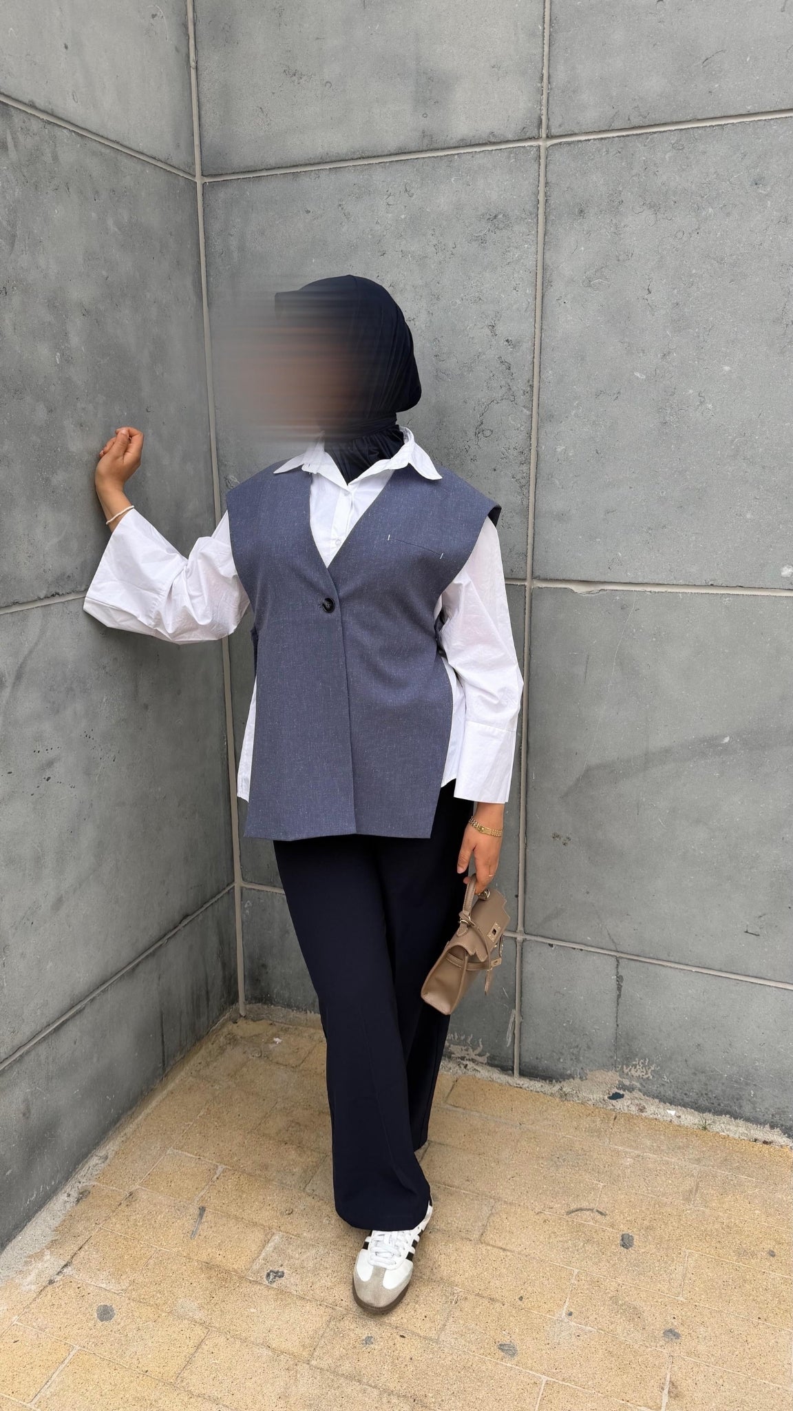 Fitted sleeveless linen-look blazer