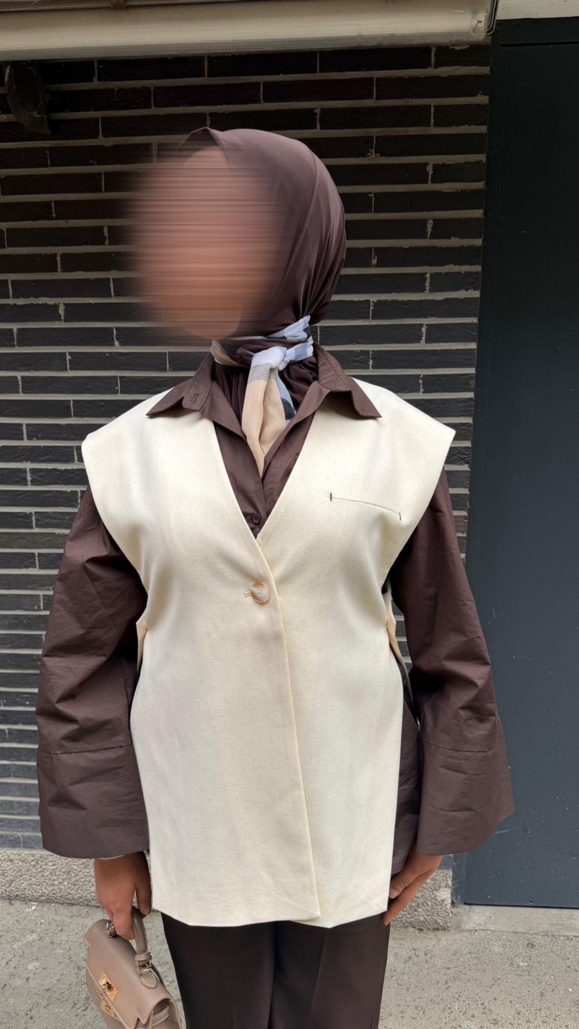 Fitted sleeveless linen-look blazer