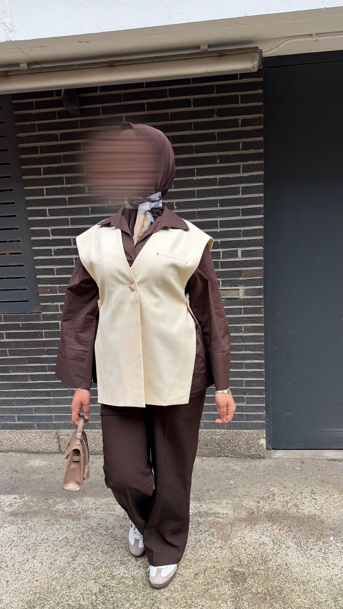 Fitted sleeveless linen-look blazer