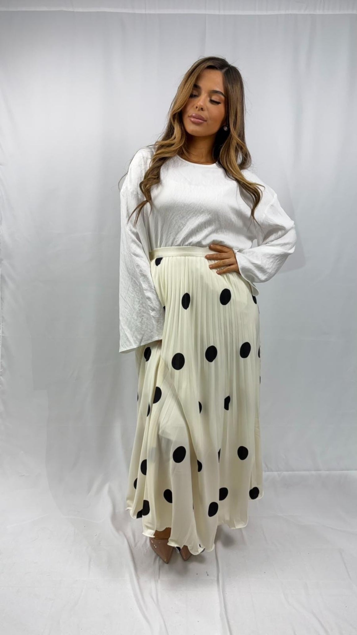 Mid-length pleated skirt with contrasting polka dots
