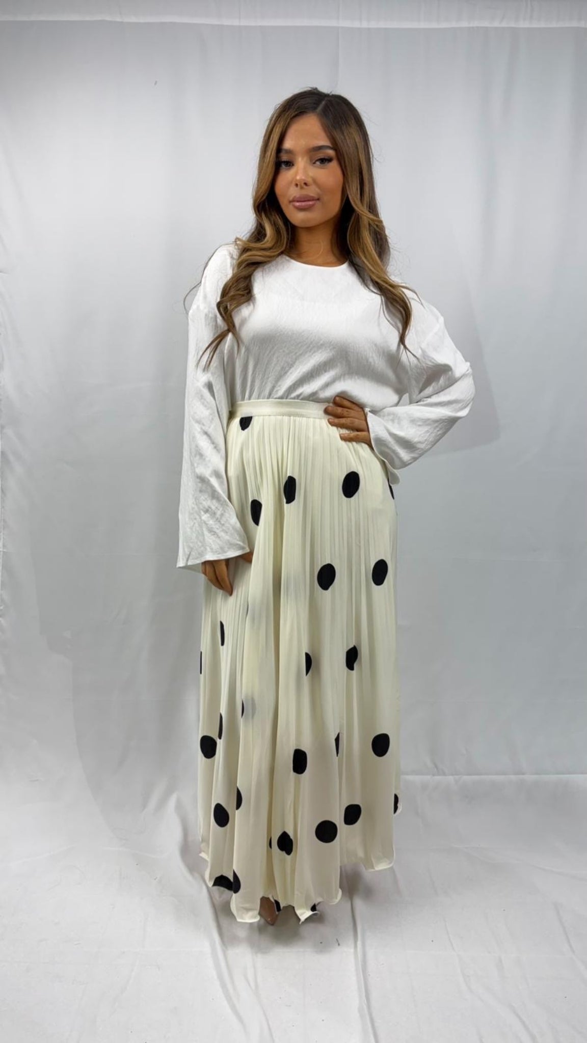 Mid-length pleated skirt with contrasting polka dots
