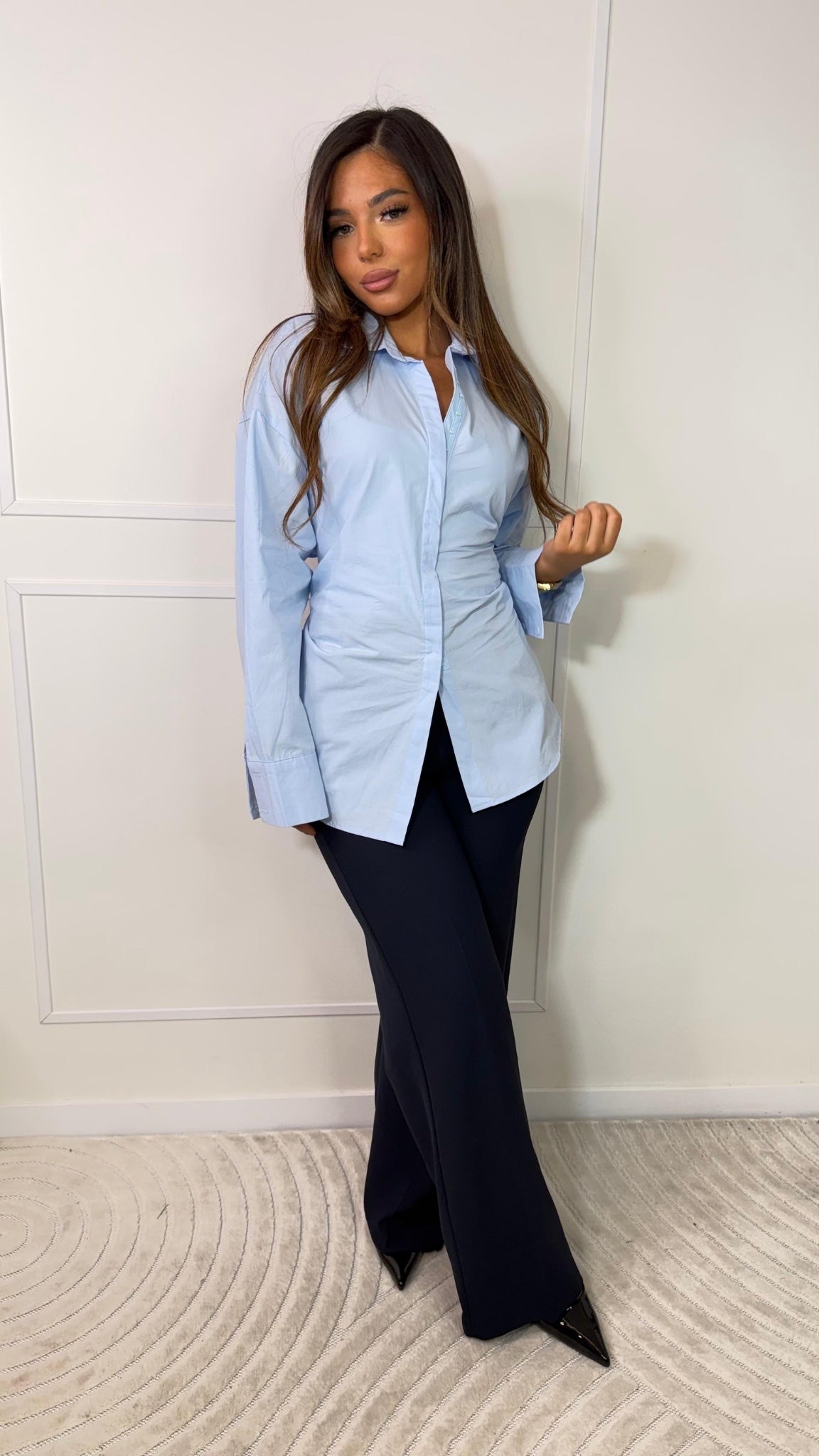 Structured tie-side shirt