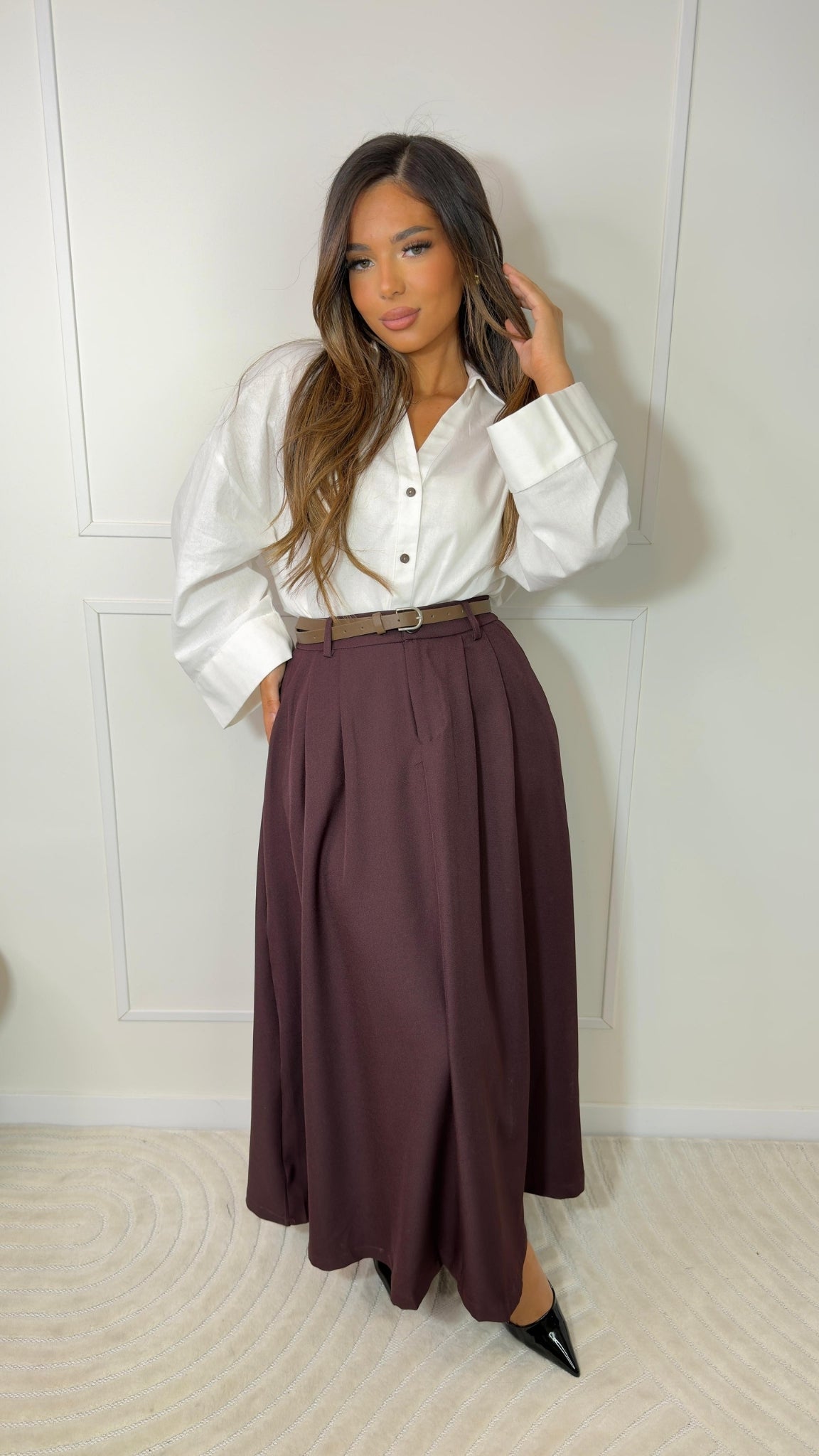 Long, high-waisted pleated skirt with a belt
