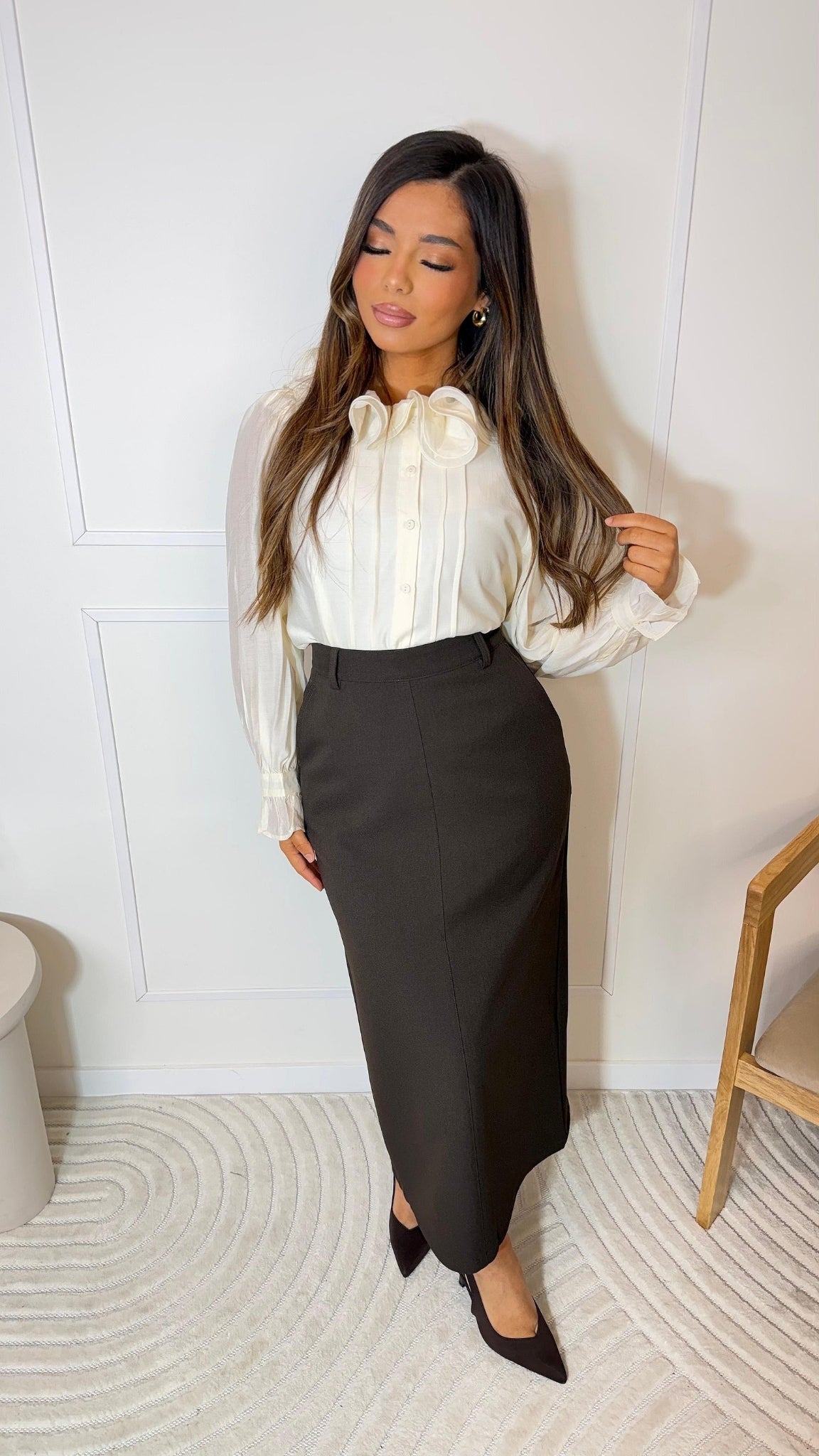 Elegant shirt with a ruffled collar