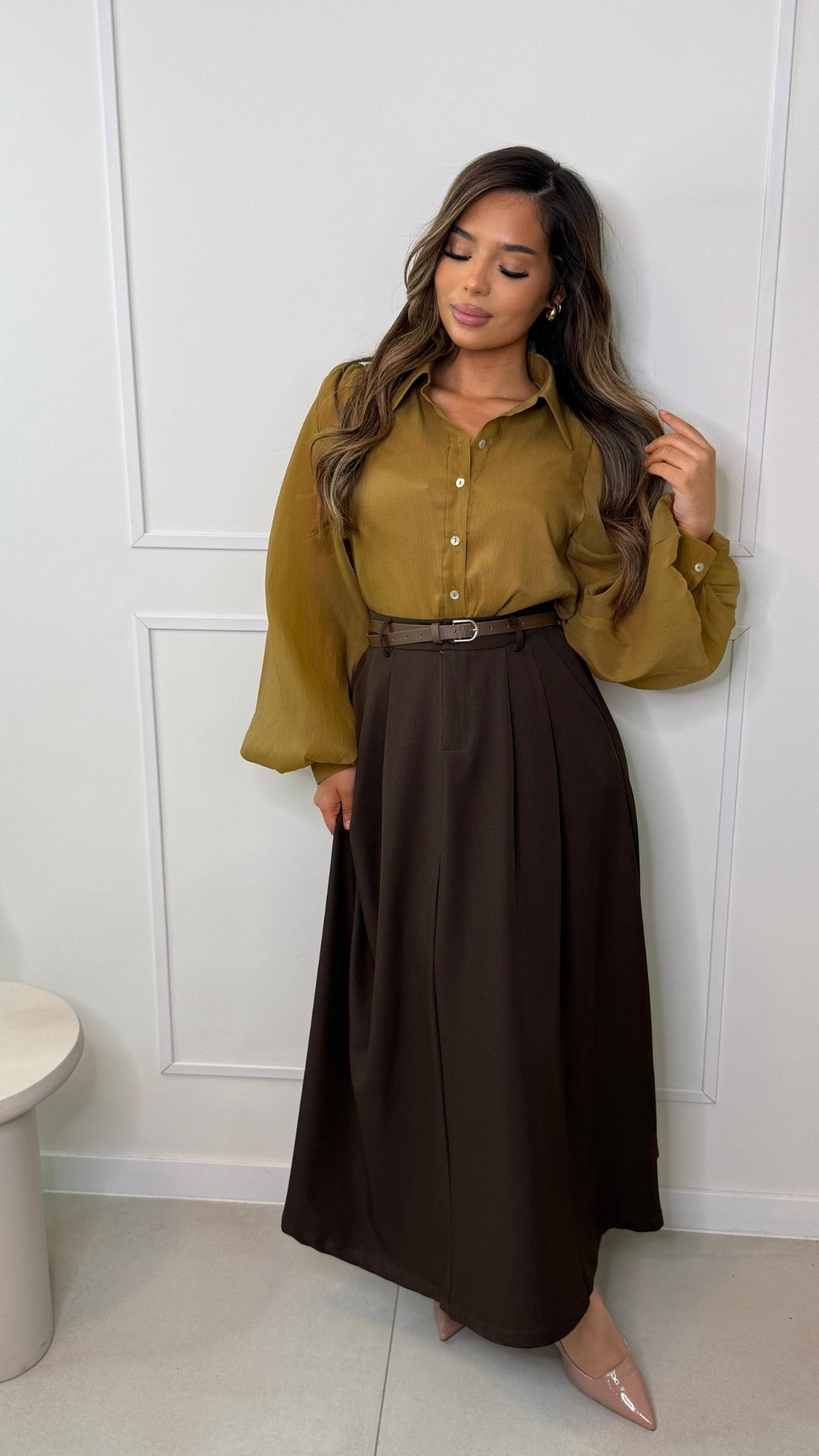 Long, high-waisted pleated skirt with a belt